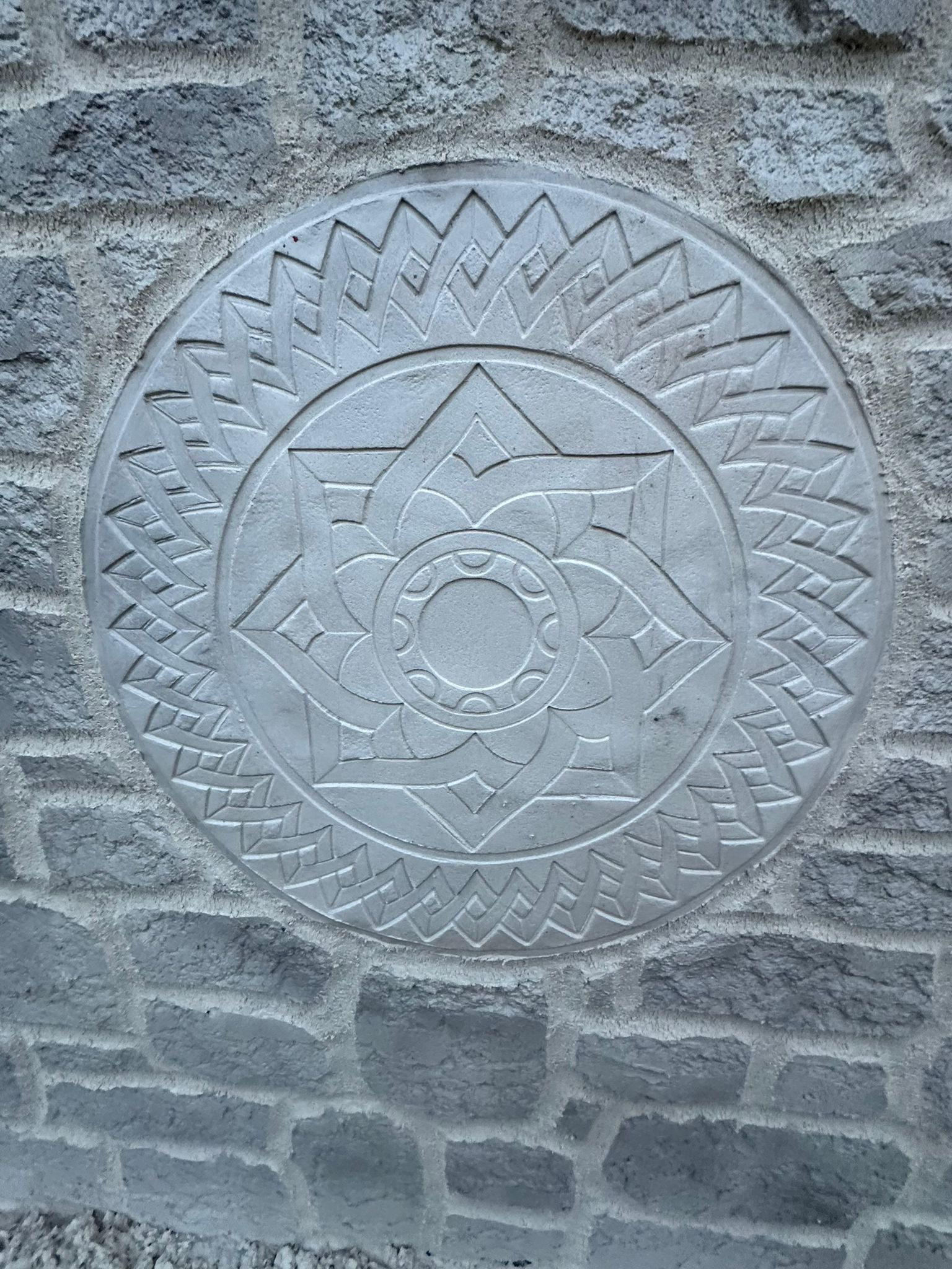 Motif décoratif circulaire sur mur extérieur